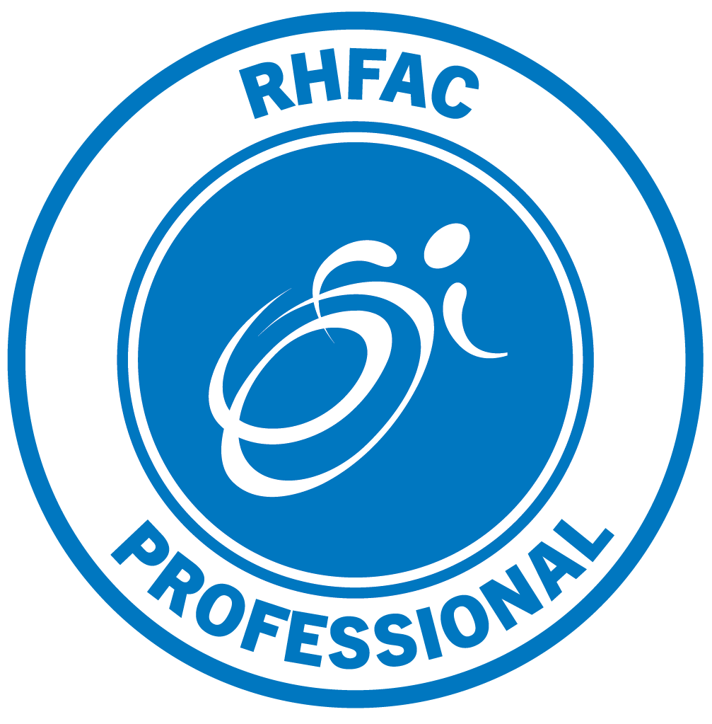 Logo du professionnel de la certification de l'accessibilité de la Fondation Rick Hansen, avec le logo et l'acronyme en bleu sur un fond transparent.